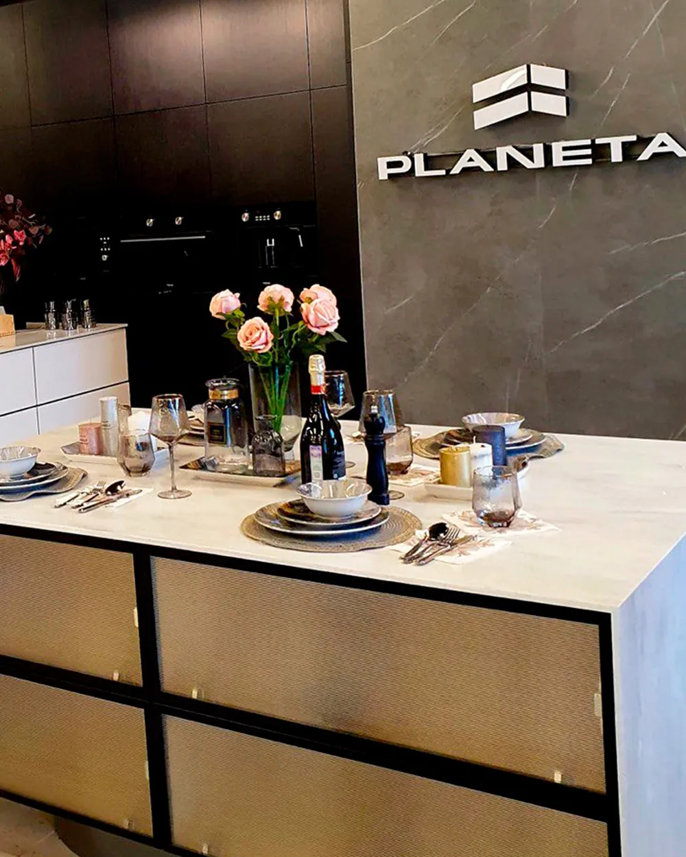 Интерьер салона кухонь PLANETA в Уфе