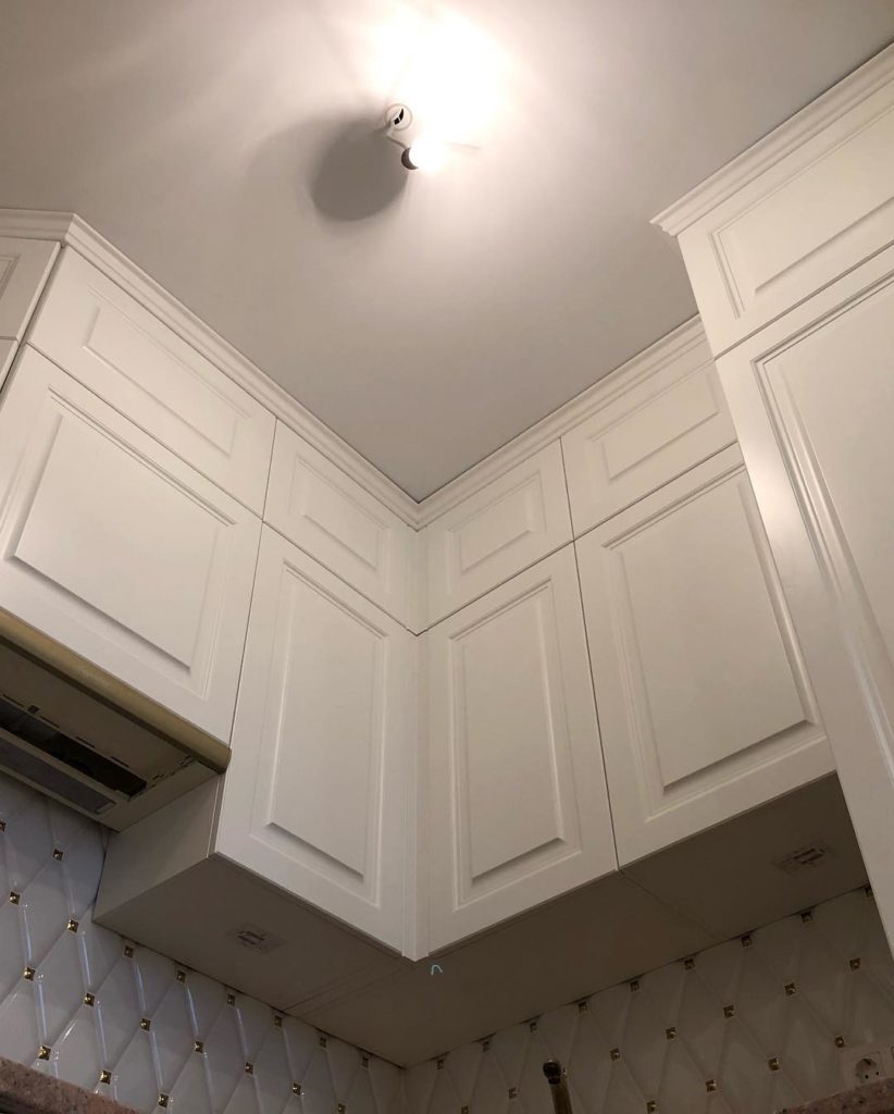 Белая классическая кухня на завершающем этапе установки