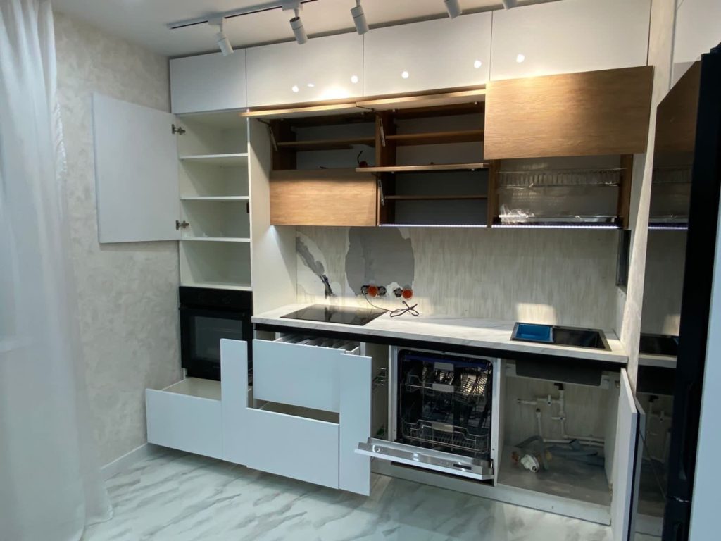 Светлая прямая кухня с древесными подъёмными фасадами — ракурс 1