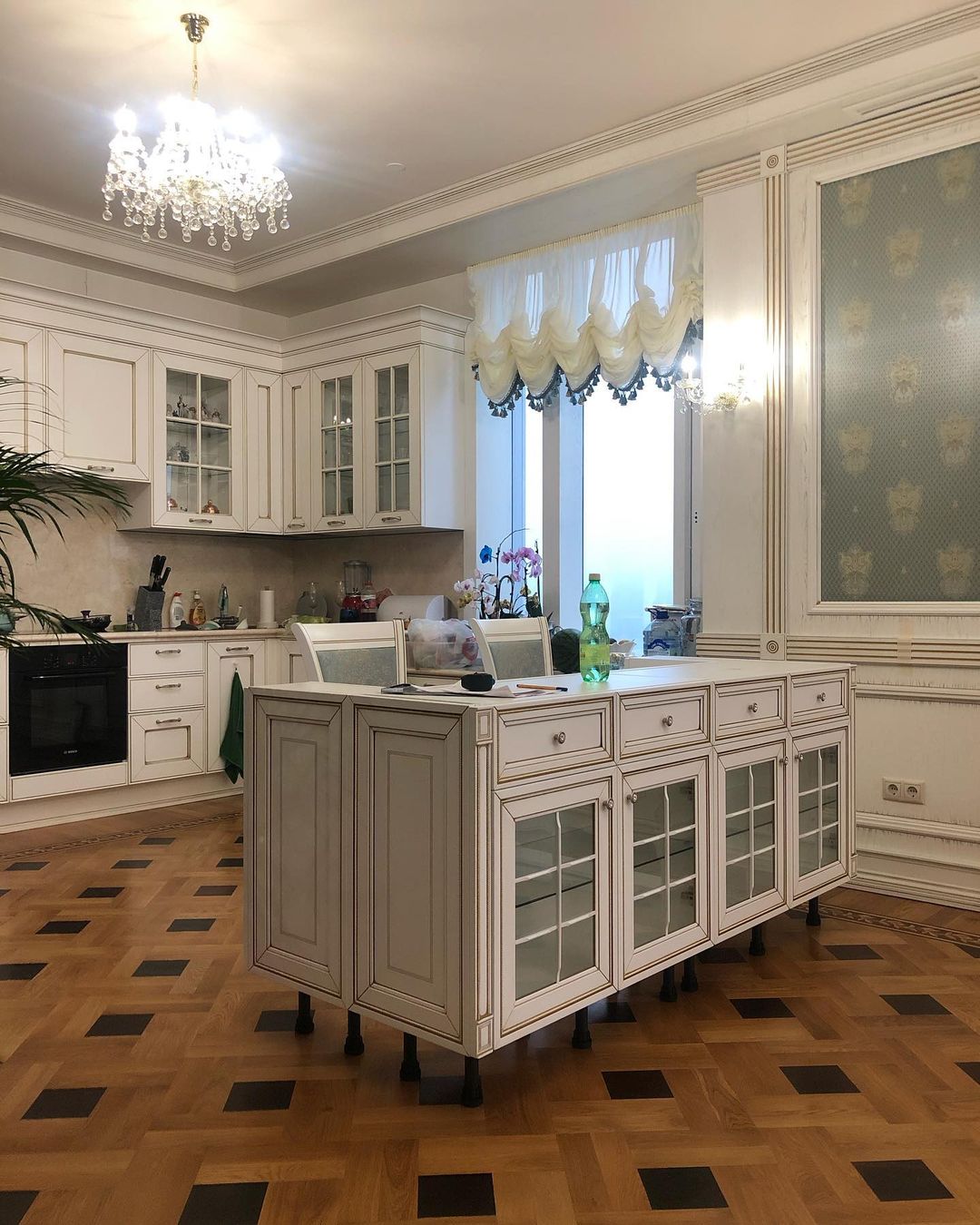 Светлая классическая кухня с островом-витриной — общий вид