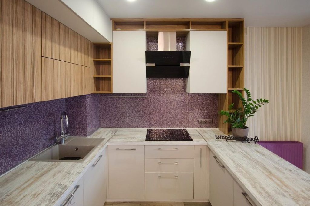 Светлая кухня с фиолетовым мозаичным фартуком и открытыми полками — ракурс 3