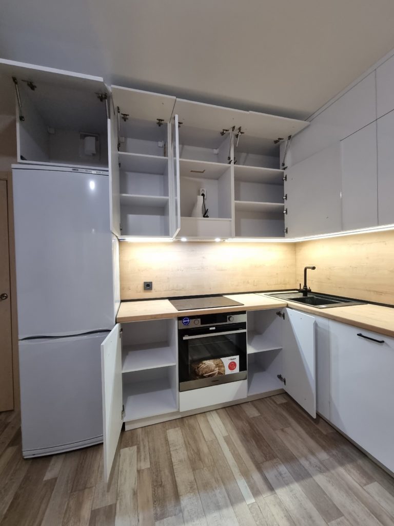 Белая кухня с тёплой рабочей нишей и боковой стойкой — ракурс 4
