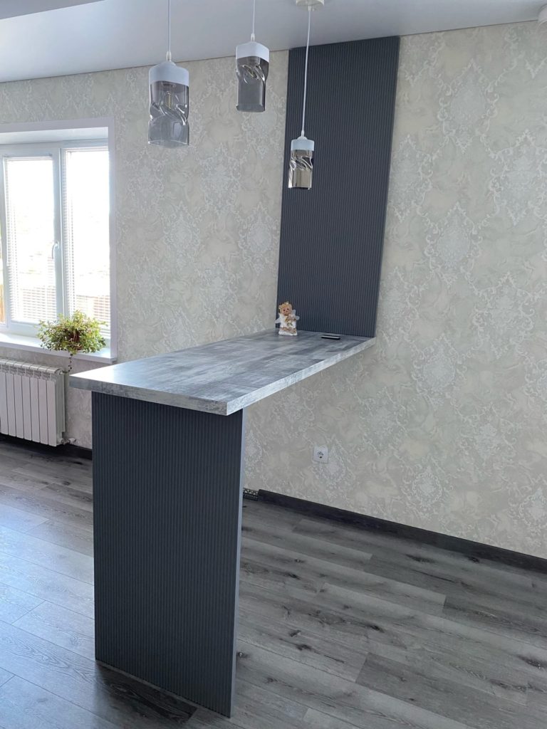 Серо-белая кухня с протяжённой рабочей поверхностью и боковым полуостровом — ракурс 8